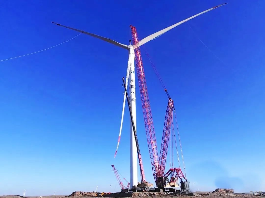 内蒙阿拉善风电项目30台风机吊装完成
