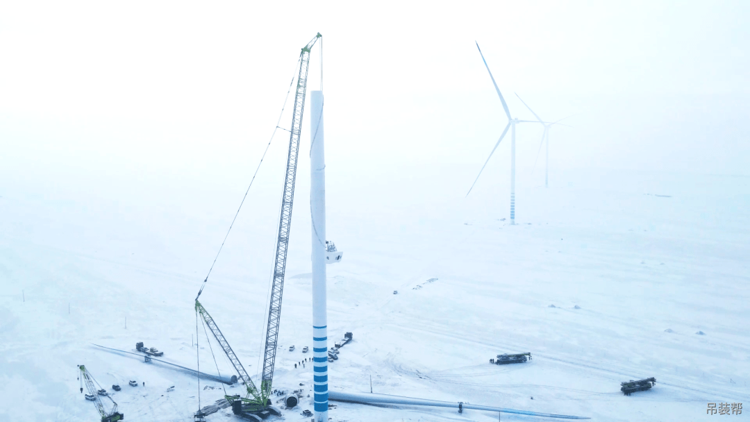 ZCC9800W履带吊助建陆上风电项目施工现场