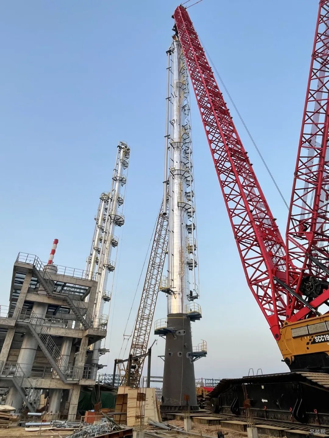 800吨+400吨履带吊携手，十六化建南炼项目吊装现场