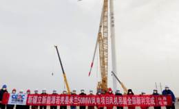 新疆立新能源若羌县50兆瓦风电项目吊装现场