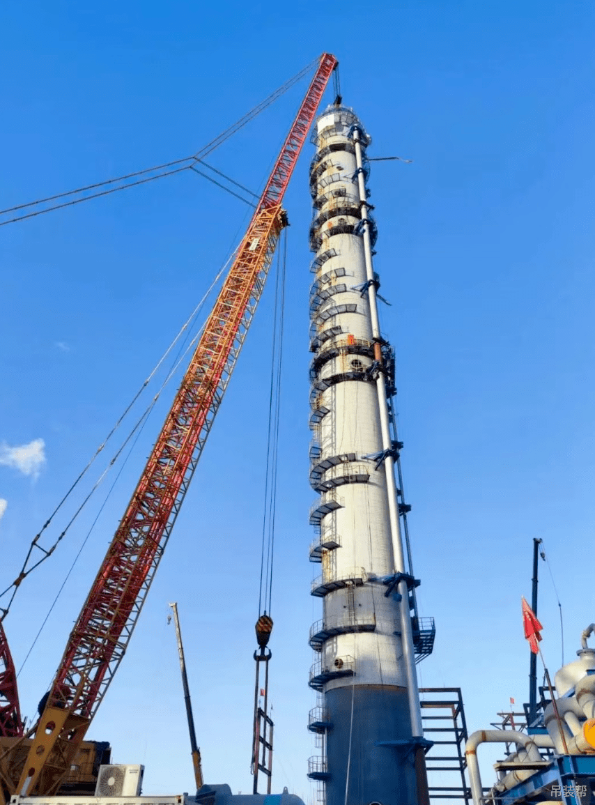 中建五洲利华益项目分离塔1830吨百米高空吊装