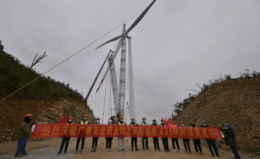 广西首台最大单机高山风电机组吊装成功