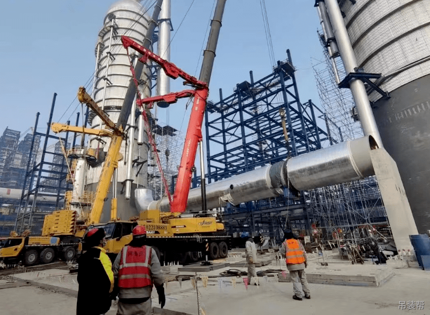 天津南港乙烯项目80吨管道吊装就位