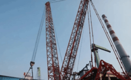 两台800t履带吊吊装重320吨跨度100.9米焦侧钢桁架吊装就位