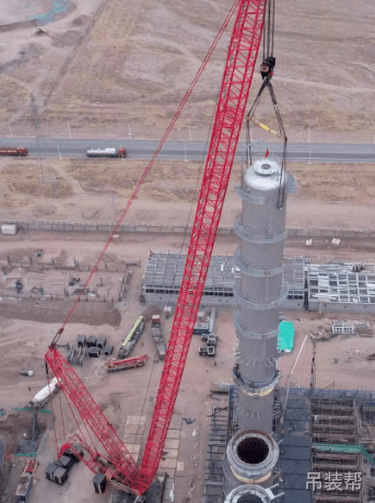 中化二建1600吨履带吊第二吊--310吨精馏塔上段顺利就位