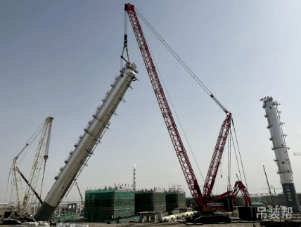 中昆乙二醇项目最高最重设备采用1600吨履带吊吊装