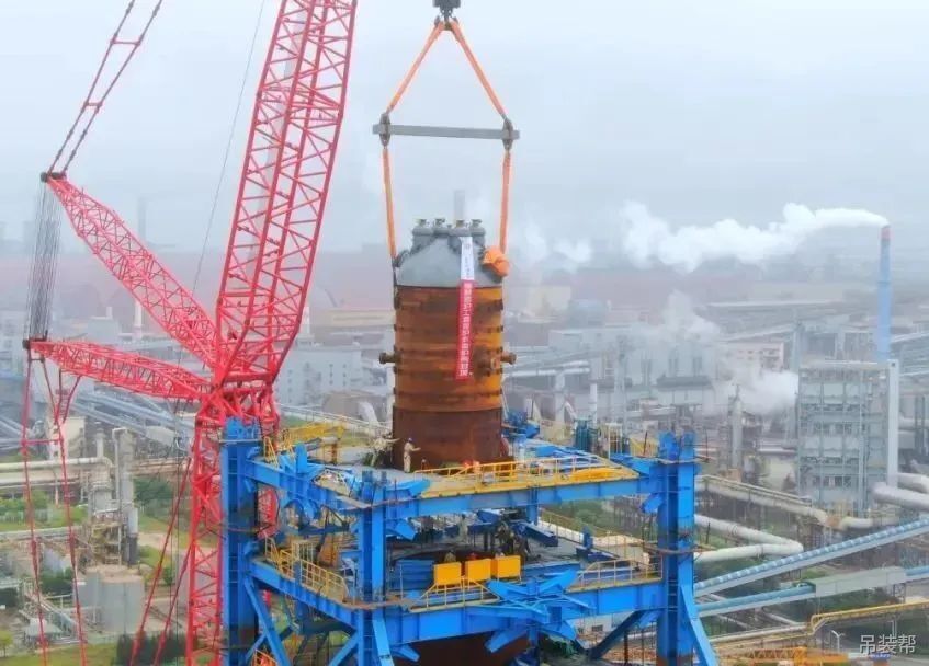 900吨级履带吊，成功吊装该段炉壳抵达竖炉塔82