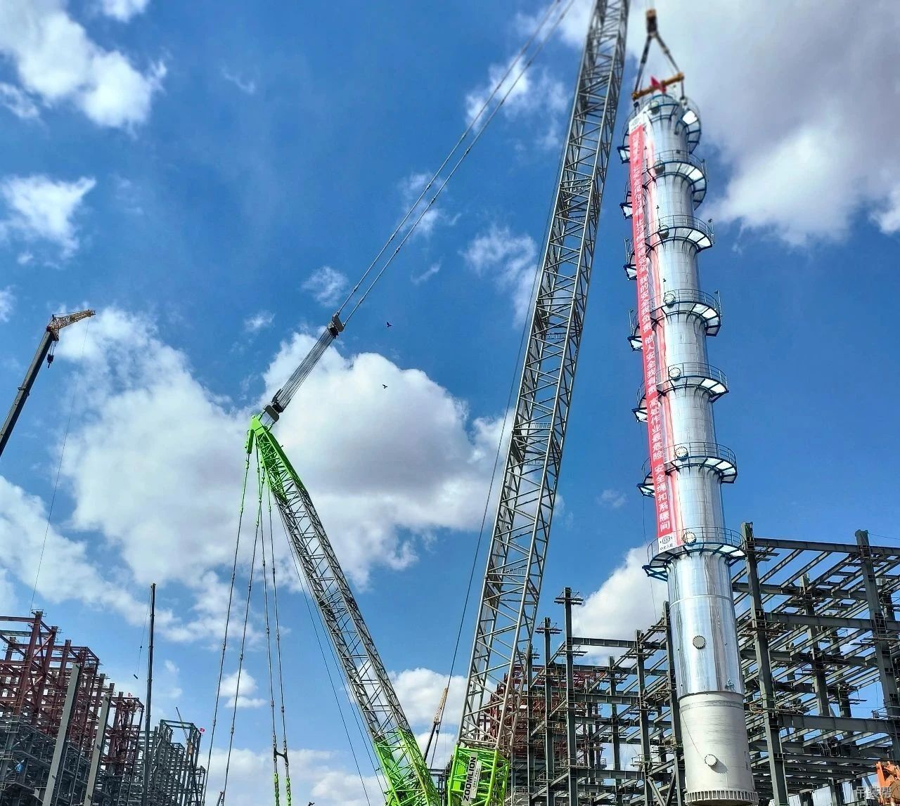 800吨履带吊主吊内蒙鑫环项目220吨反应塔成功吊装