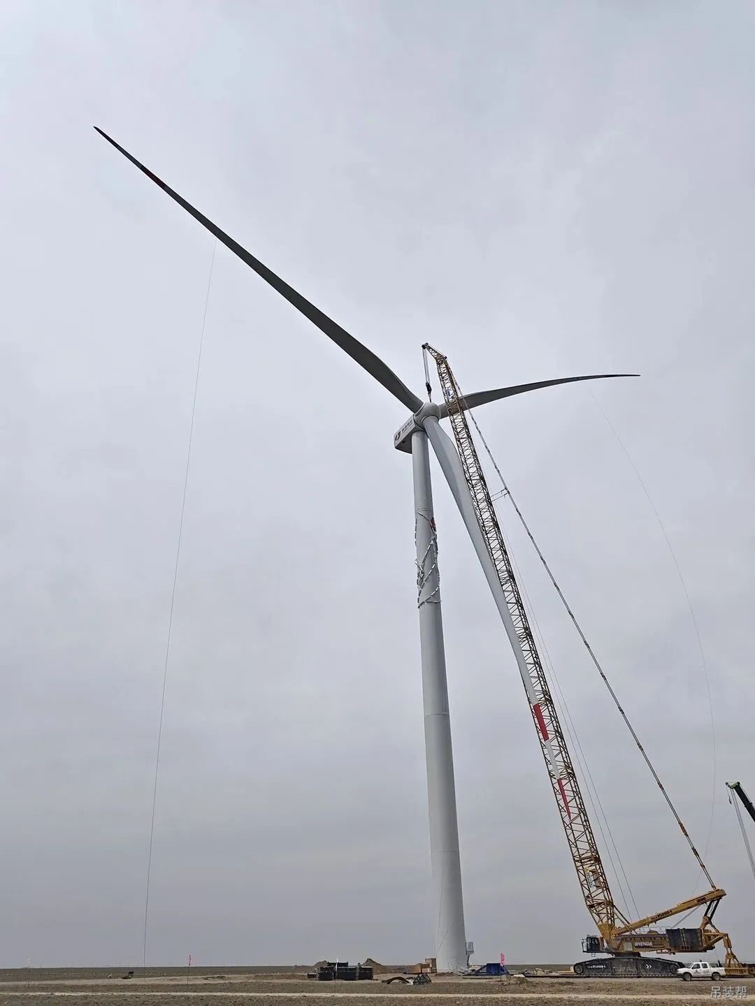 32台东方风电昌吉国投木垒风电项目首台机组完成吊装