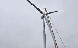 32台东方风电昌吉国投木垒风电项目首台机组完成吊装